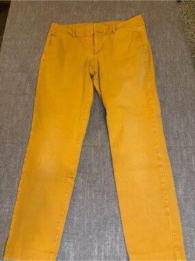 Old Navy Pixie Ankle Pants in Mustard size 6